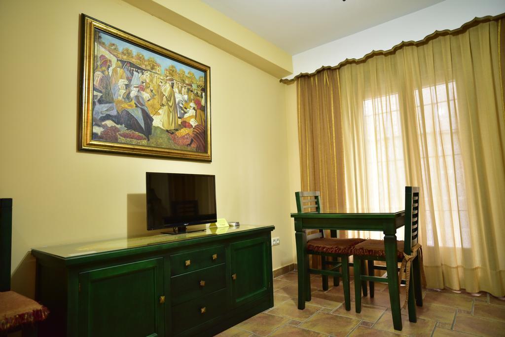 Apartamentos Turisticos Dona Maria La Brava Plasencia Exterior photo
